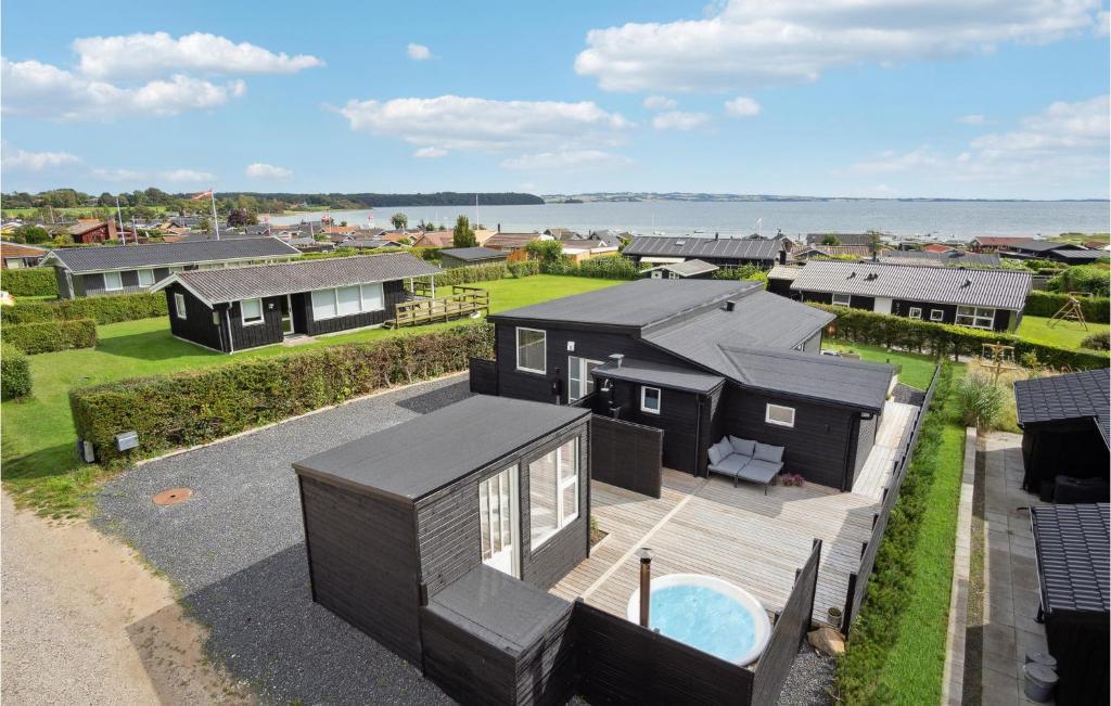 een uitzicht op een huis met een zwembad bij 3 Bedroom Amazing Home In Rnde in Rønde