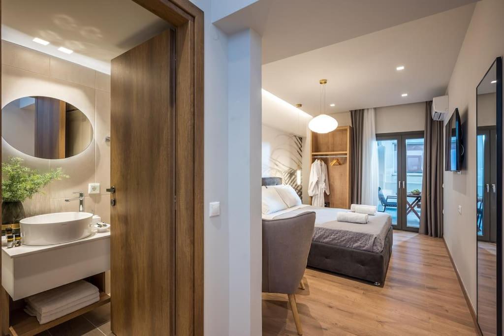 un bagno e una camera con letto e lavandino di Amalia's Luxury Apartment 3 a Heraklion