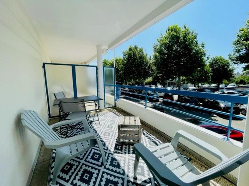 a balcony with two chairs and a table at Appartement Quiberon, 2 pièces, 4 personnes - FR-1-478-259 in Quiberon