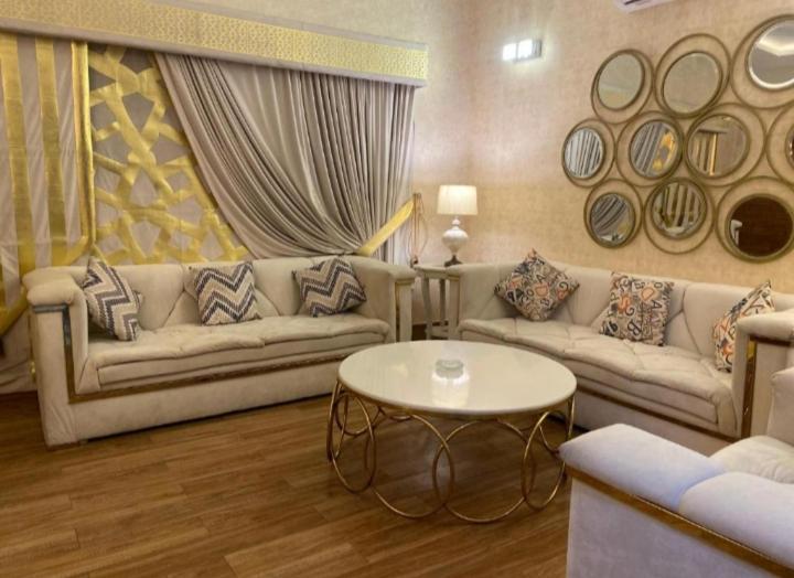 uma sala de estar com dois sofás e uma mesa em Muhammad homes&land em Islamabad
