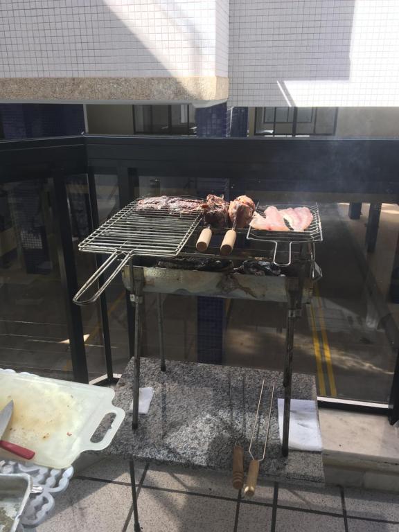 Churrasqueira disponível para os hóspedes no apartamento