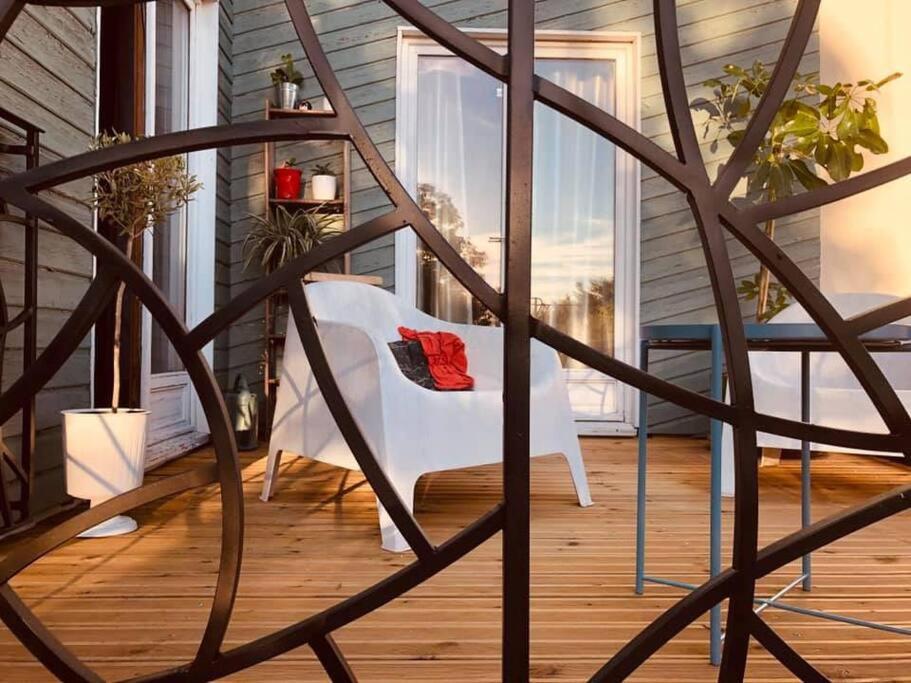 un porche con una silla y una toalla en Entre Ventoux et Luberon, appartement dans maison. en Malemort-du-Comtat