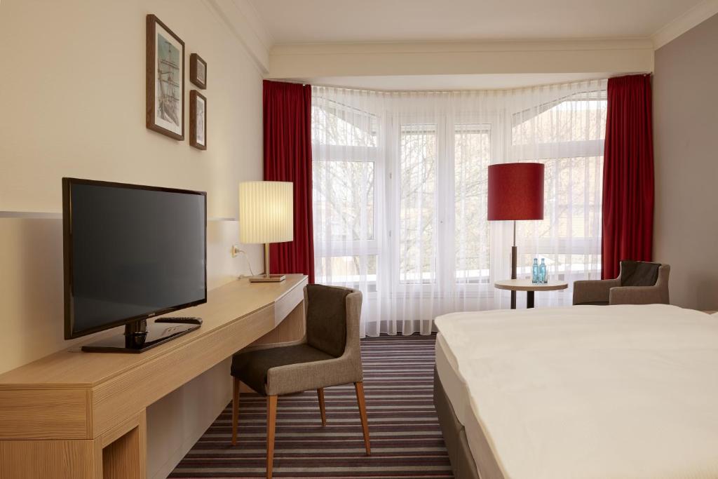 Un televizor și/sau centru de divertisment la H+ Hotel Stade Herzog Widukind