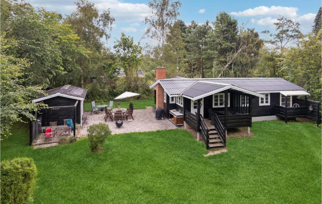 an aerial view of a tiny house in a yard at Beautiful Home In Vig With Wifi in Vig