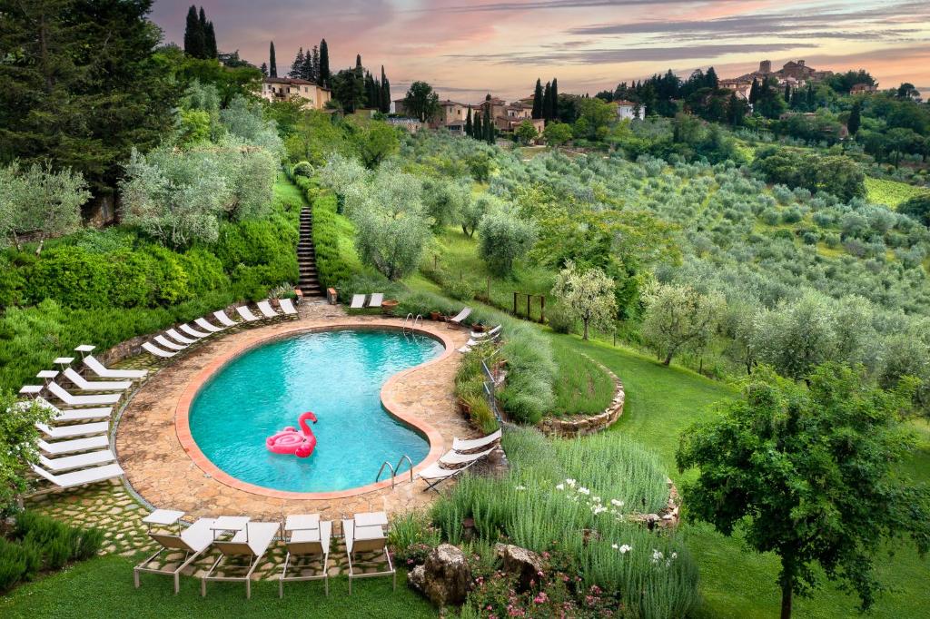 una vista aérea de una piscina con un cisne en ella en La Pensione di Vignamaggio en Panzano