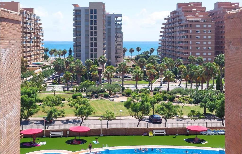 uma vista para um parque com palmeiras e edifícios em Awesome Apartment In Oropesa Del Mar With Swimming Pool em Oropesa del Mar