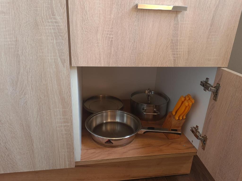 a cupboard with two bowls and auclearuclearuclear at Kineski zid in Zenica