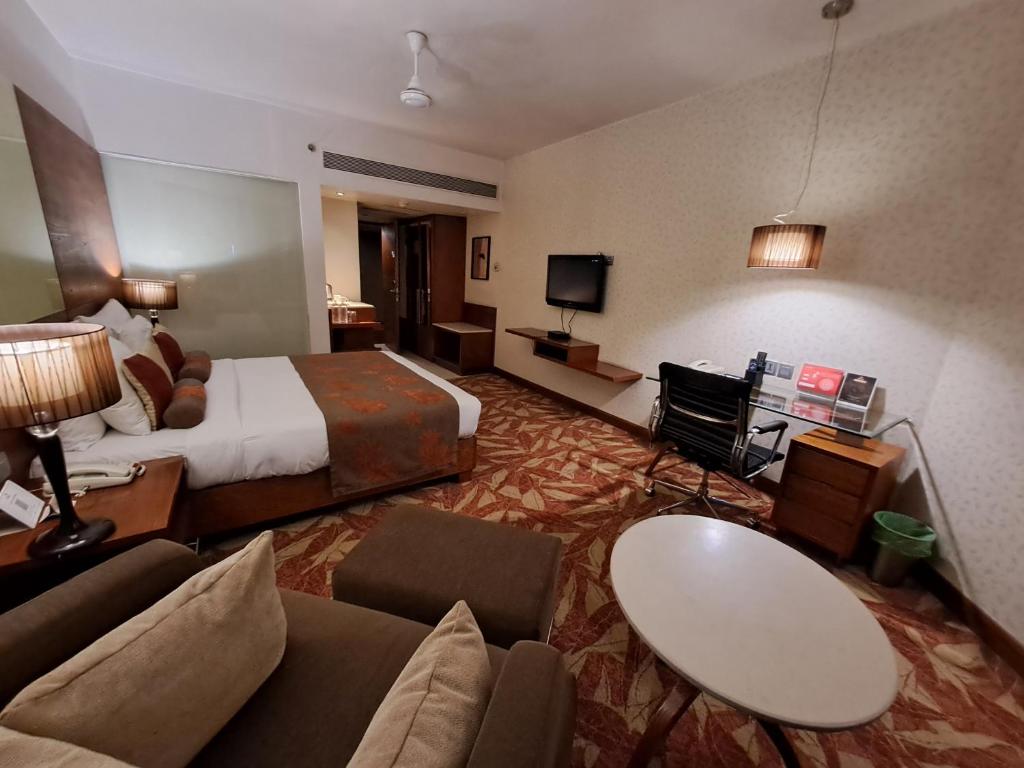 TV a/nebo společenská místnost v ubytování The Pride Hotel, Nagpur