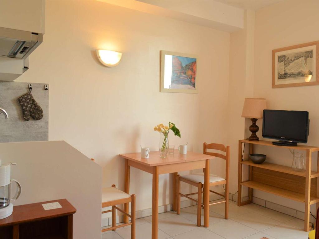 un salon avec une table et une télévision dans l'établissement Appartement 2 pièces en bord de mer, 3 couchages - Argelès-sur-Mer - FR-1-225-26, à Argelès-sur-Mer