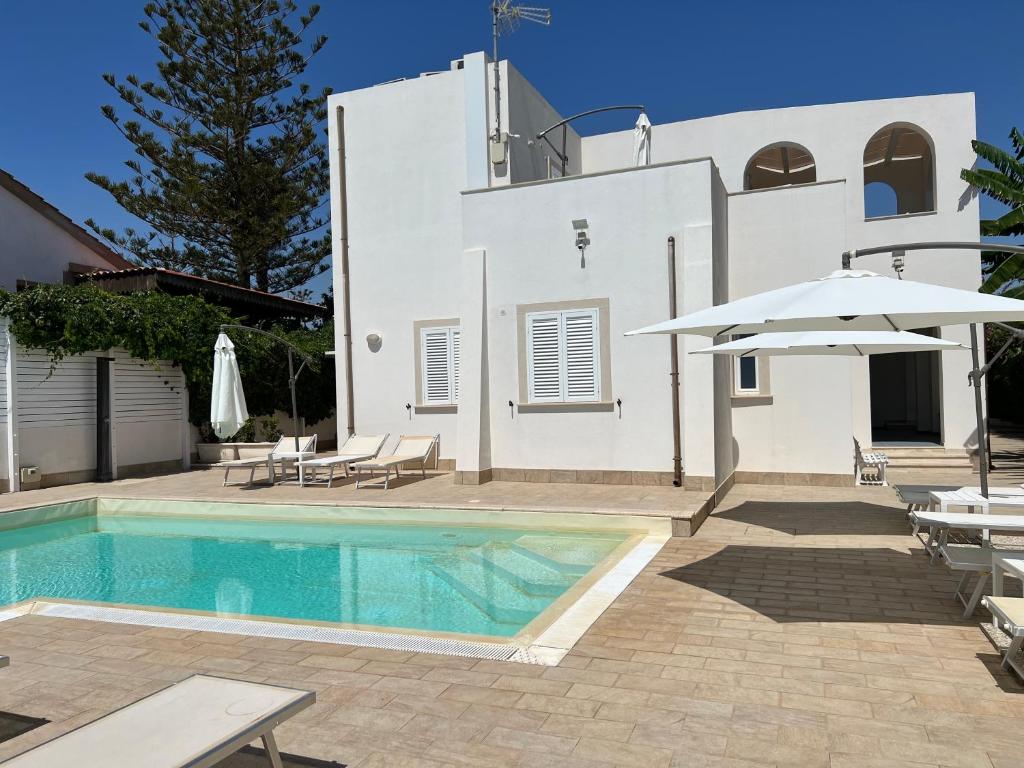 Casa con piscina y sombrilla en Archiammare Sea, en Reitani