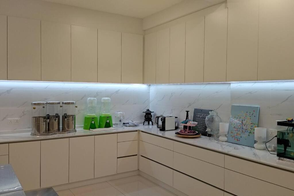 Forest Valley Homestay Bungalow for Family/Group Staycation/Gatheringにあるキッチンまたは簡易キッチン