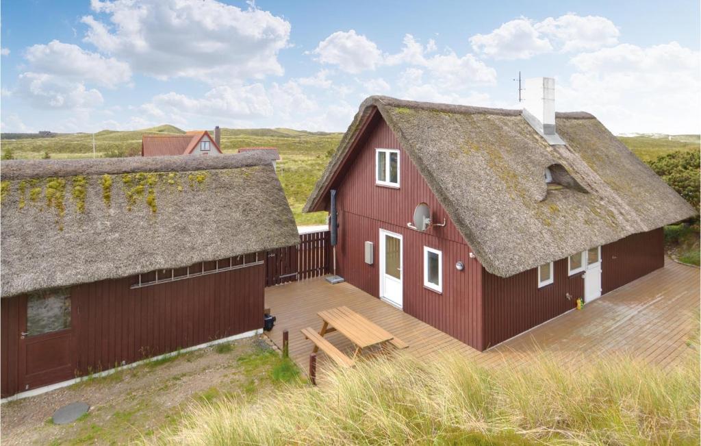 - une vue aérienne sur une grange rouge avec une terrasse en bois dans l'établissement Nice Home In Hvide Sande With Kitchen, à Havrvig