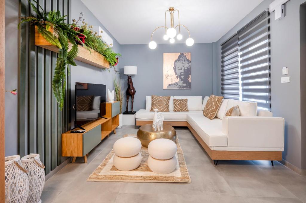un soggiorno con divano bianco e TV di Anna Suites a Città di Kos