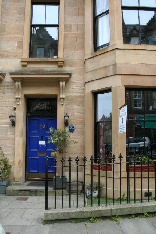 een gebouw met een blauwe deur en een hek bij Argyle Backpackers in Edinburgh
