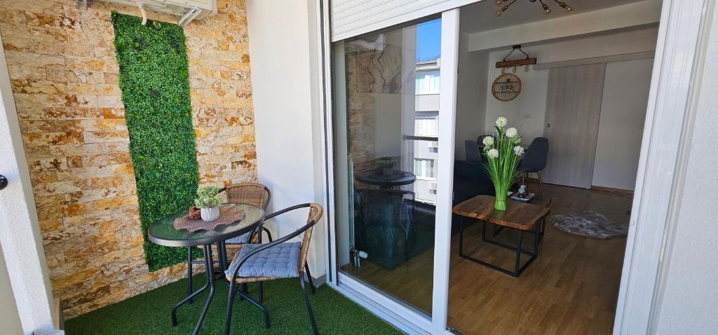 Ein Balkon oder eine Terrasse in der Unterkunft Kraljevački Lux parking GARAŽA