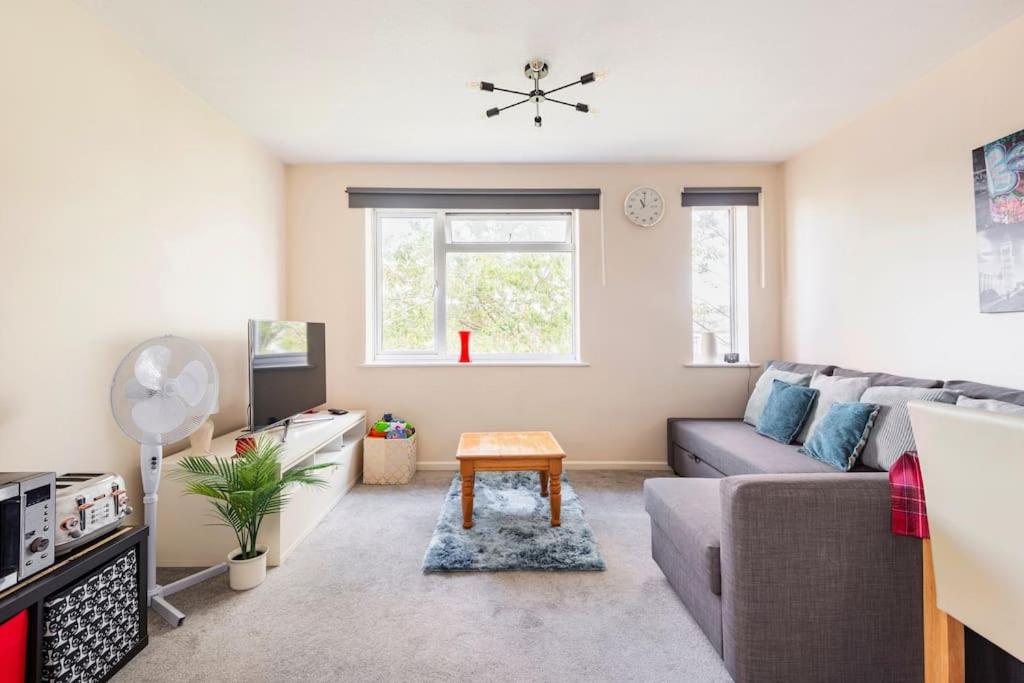 Charming Entire 2-Bedroom House in Milton Keynes, Milton Keynes ...