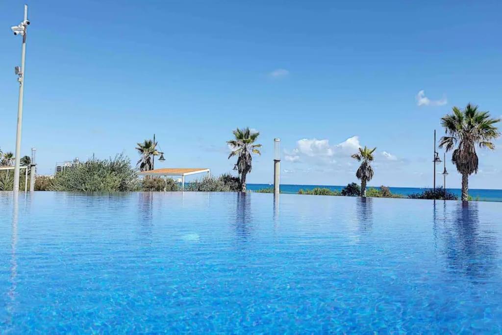 Bazén v ubytování Stunning 2 bed apartment on the front sea line at Sea Senses nebo v jeho okolí
