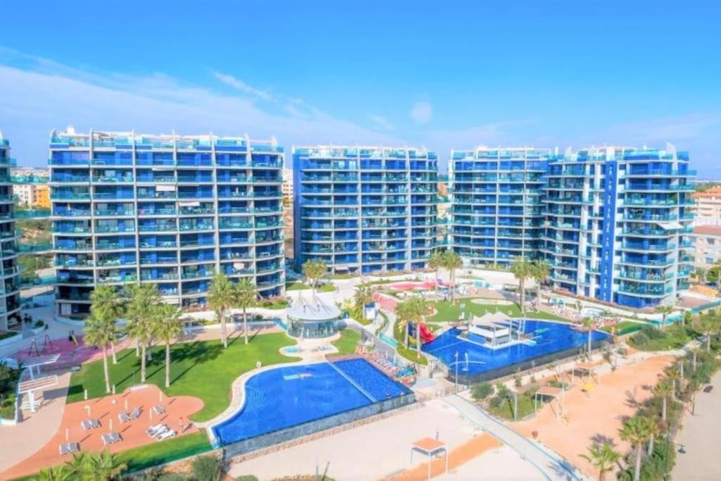 Bazén v ubytování Stunning 2 bed apartment on the front sea line at Sea Senses nebo v jeho okolí