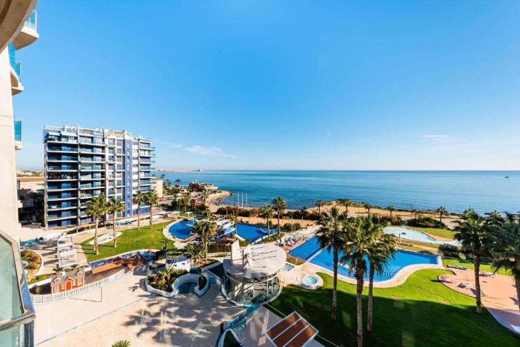 Bazén v ubytování Stunning 2 bed apartment on the front sea line at Sea Senses nebo v jeho okolí