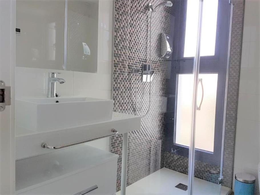 Koupelna v ubytování Stunning 2 bed apartment on the front sea line at Sea Senses