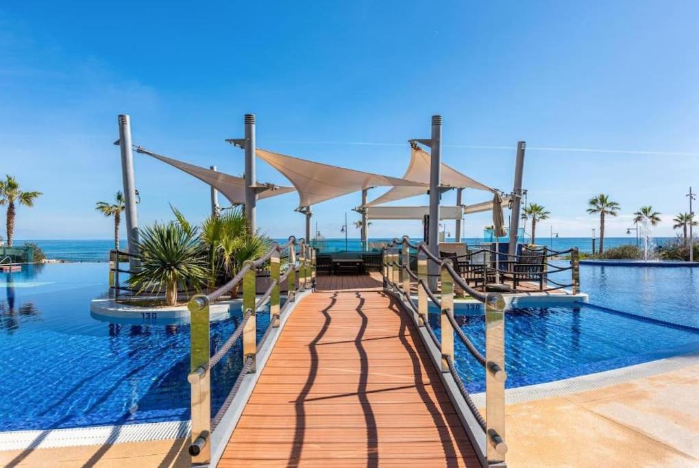 Bazén v ubytování Stunning 2 bed apartment on the front sea line at Sea Senses nebo v jeho okolí