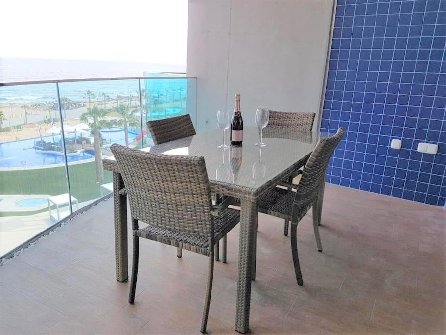 Bazén v ubytování Stunning 2 bed apartment on the front sea line at Sea Senses nebo v jeho okolí