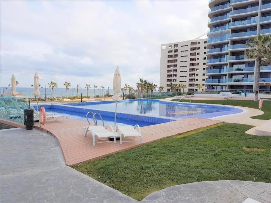Bazén v ubytování Stunning 2 bed apartment on the front sea line at Sea Senses nebo v jeho okolí