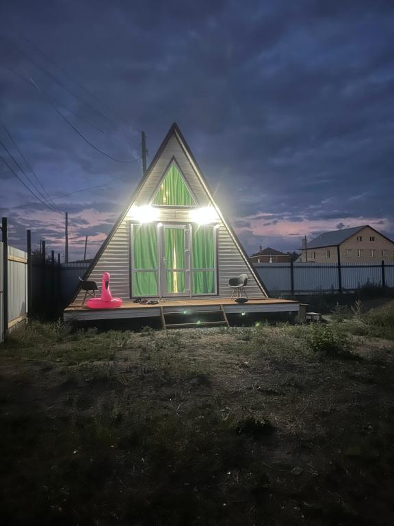 una piccola casa con luci sulla parte anteriore di Афреем дом a Borovoye