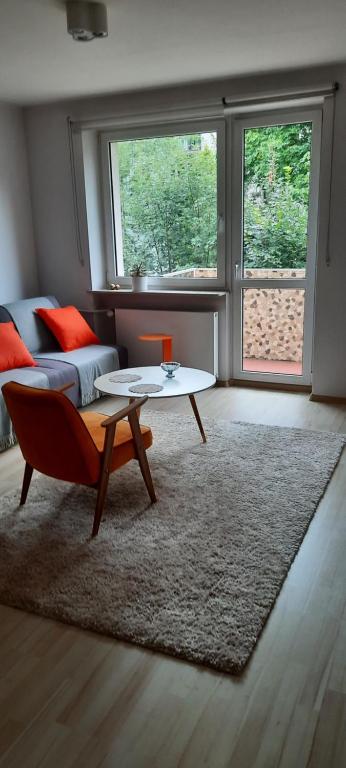 salon ze stołem i kanapą w obiekcie Apartament Centrum przy Parku Zdrojowym w Nałęczowie