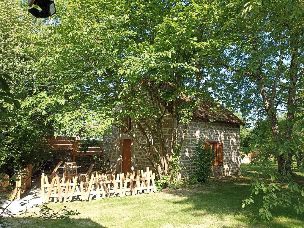 un groupe de chaises assises devant un bâtiment dans l'établissement Domaine de la Comté - Hébergements insolites & Spa, à Le Louverot