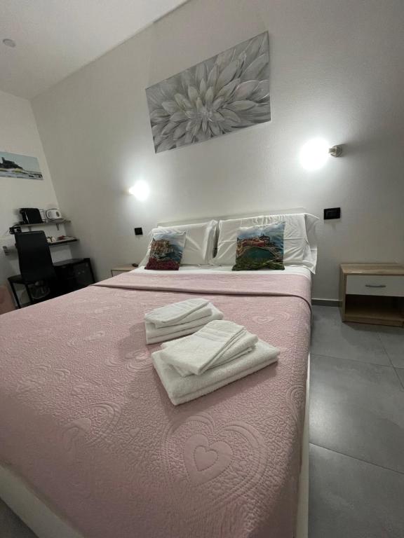 Postel nebo postele na pokoji v ubytování LE CAMERE DI OLTI