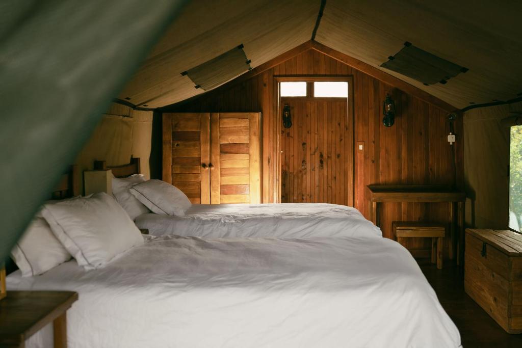 Postel nebo postele na pokoji v ubytování Kelora Bush Camp