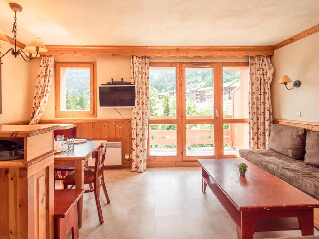 - un salon avec un canapé et une table dans l'établissement Appartement Valmorel, 3 pièces, 6 personnes - FR-1-291-727, à Valmorel