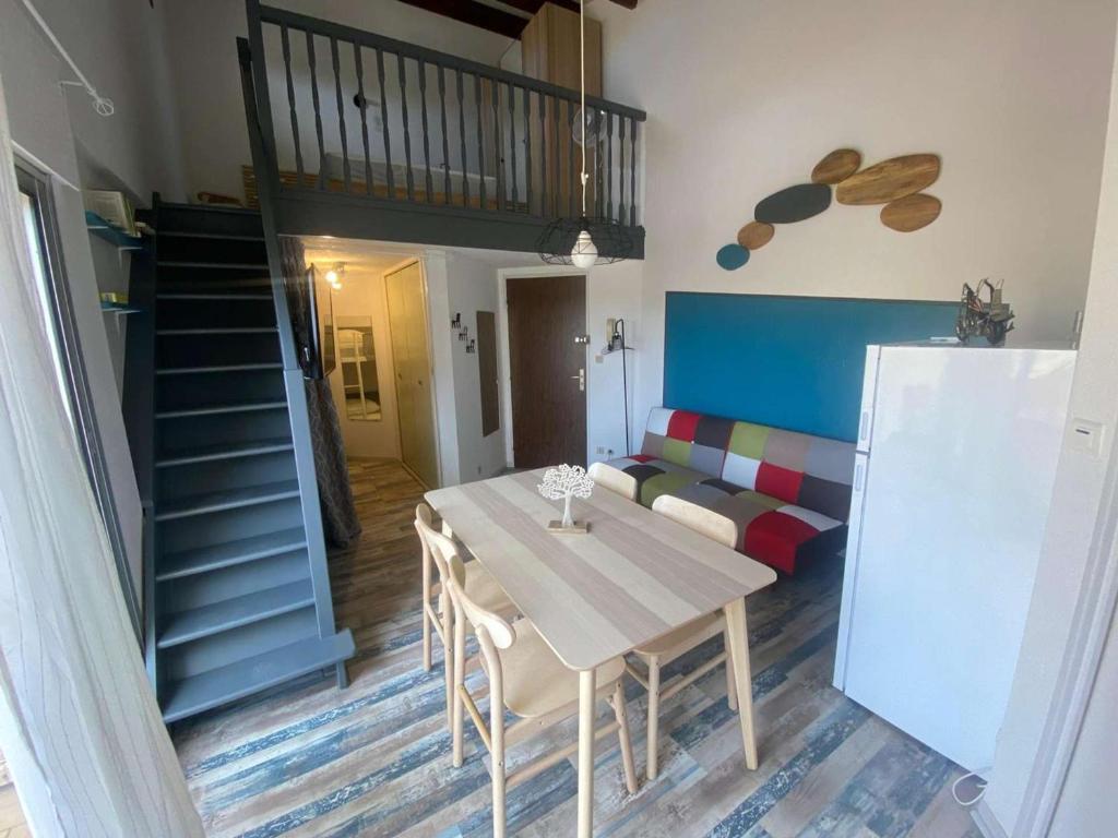 Η κουζίνα ή μικρή κουζίνα στο Studio Cabine Mezzanine Rénové pour 4 Pers. avec Terrasse et Parking Privé - Animaux Admis - FR-1-326-553