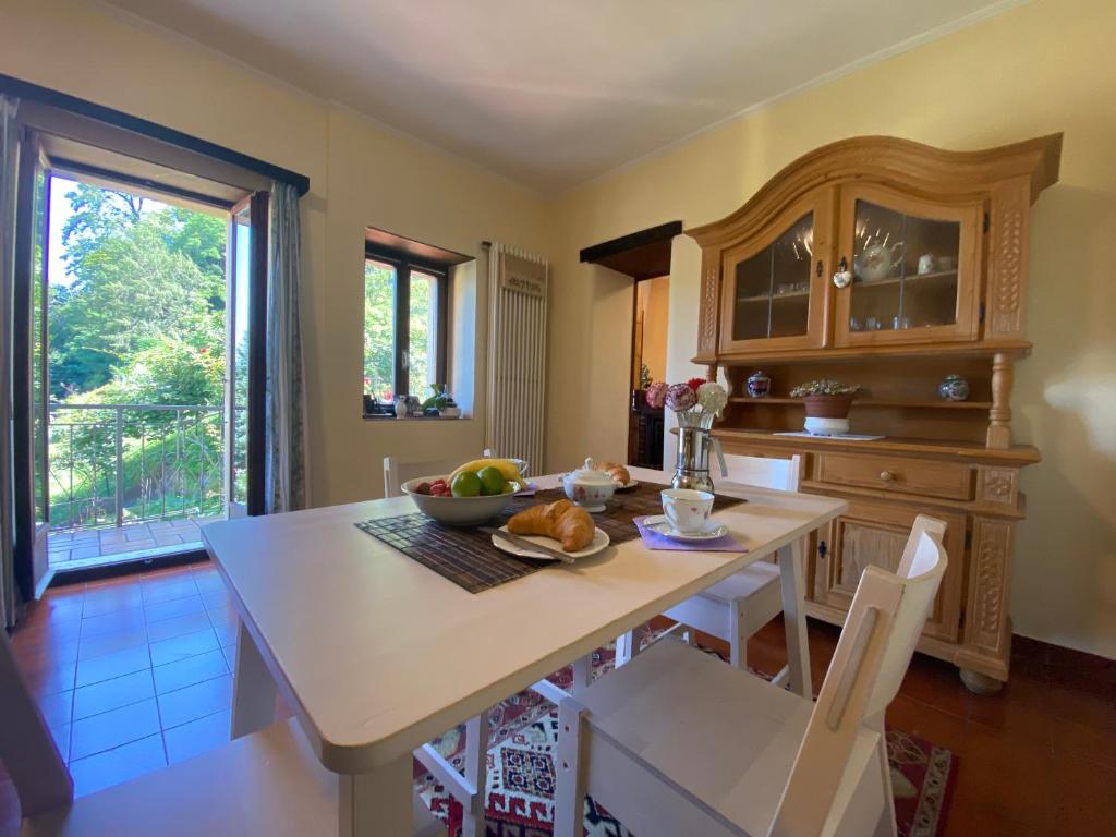 una cocina con una mesa con un bol de fruta. en Casa Bellavista - Chiara, en Lugano