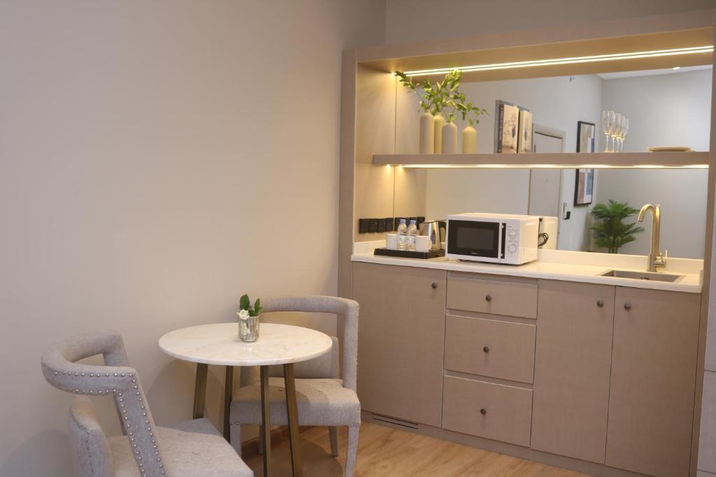 Kuchyň nebo kuchyňský kout v ubytování Palm Gate Hotel Suites