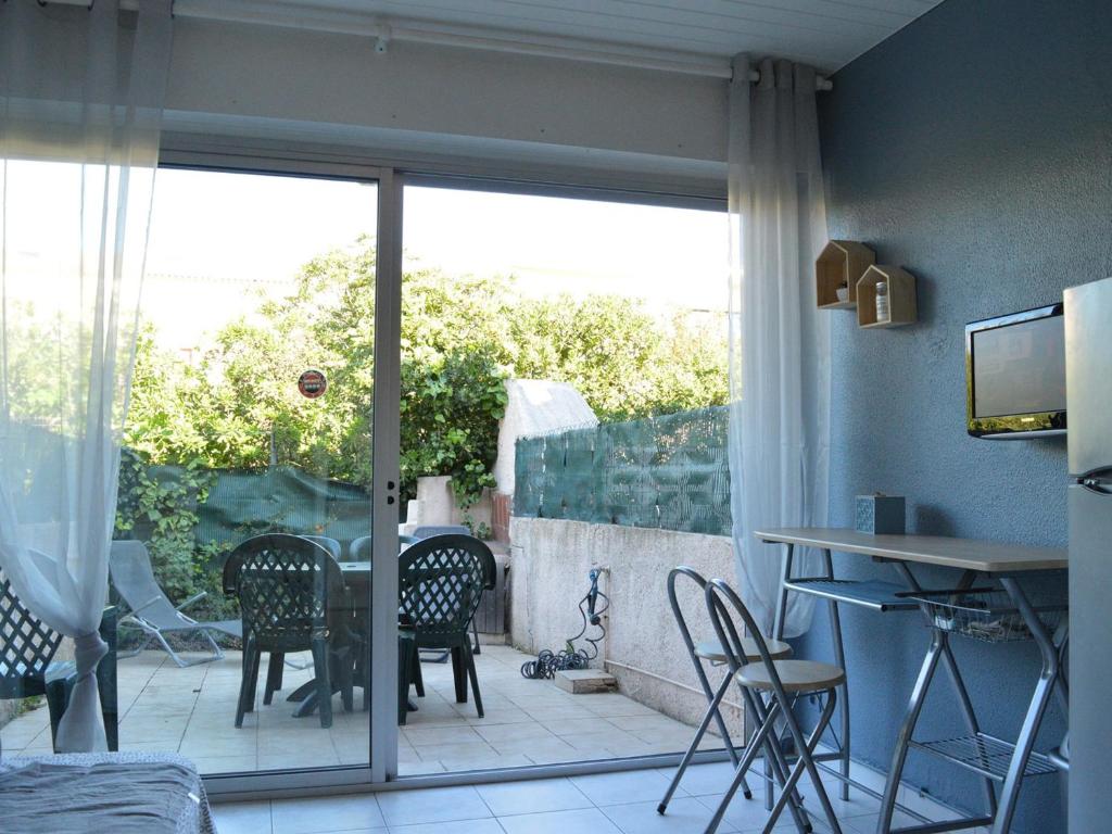 Cette chambre dispose d'une terrasse avec une table et des chaises. dans l'établissement Studio Cabine 3 Couchages avec Terrasse, Parking, à 50m de la Plage - Le Grau d'Agde - FR-1-249-171, au Grau-dʼAgde