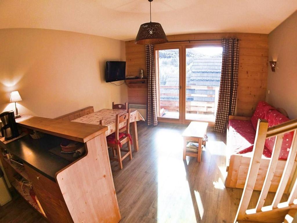 un salon avec une table et une salle à manger dans l'établissement Duplex Montagnard avec Piscine, Parking et Proche Pistes - 6 Couchages, Vars Les Claux - FR-1-330B-18, à Vars