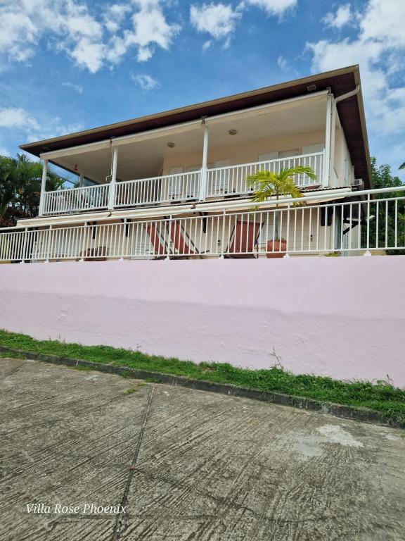 Balkón nebo terasa v ubytování Rose Phœnix rez-de-jardin piscine et vue mer