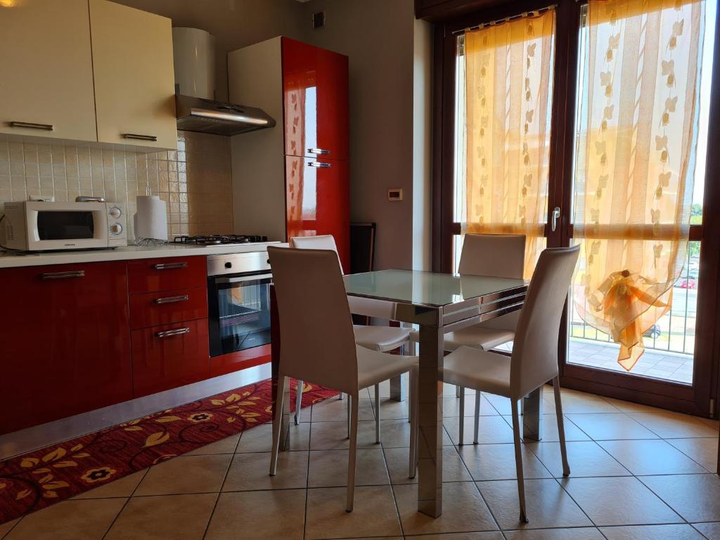 een keuken met een eettafel en stoelen bij Betulle 2G in Leinì