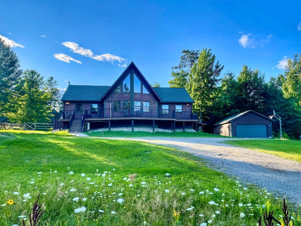 Vườn quanh Adirondack Alpine Cabin with Hot Tub, Near Whiteface, Lake Placid, Game Rm, Fenced Yard, Views