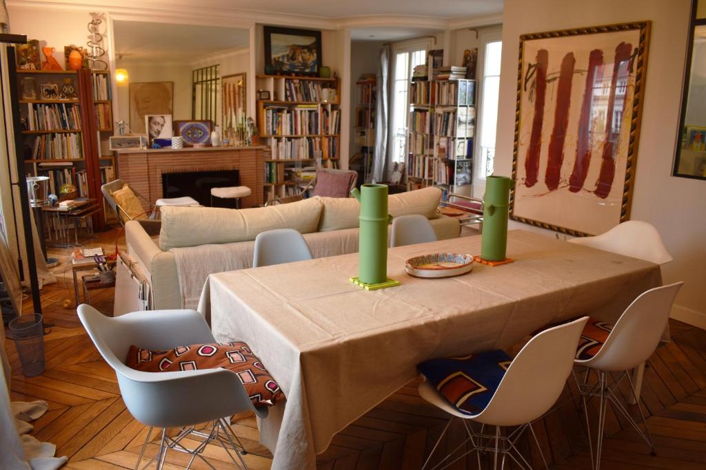 un salon avec une table avec des chaises et un canapé dans l'établissement Artist - Montparnasse, à Paris