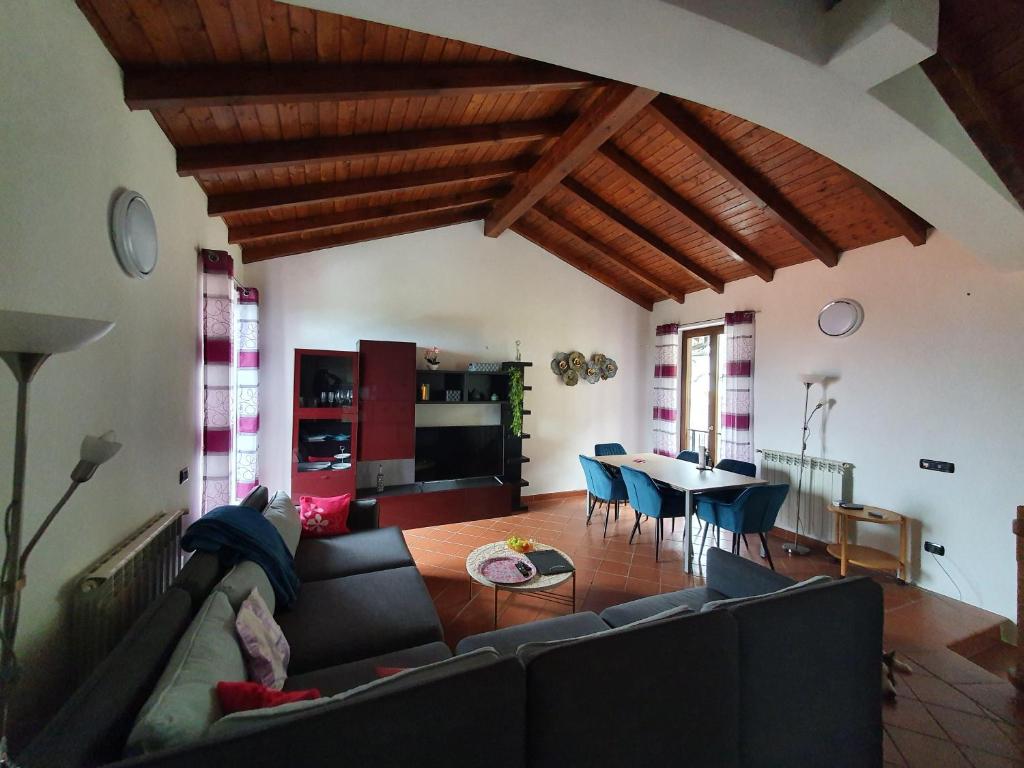 - un salon avec un canapé et une table dans l'établissement Casa-Shila, à Luino