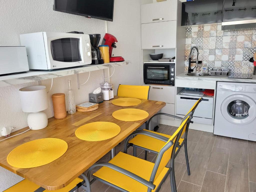 Kuchyňa alebo kuchynka v ubytovaní Les Goélettes location saisonnière