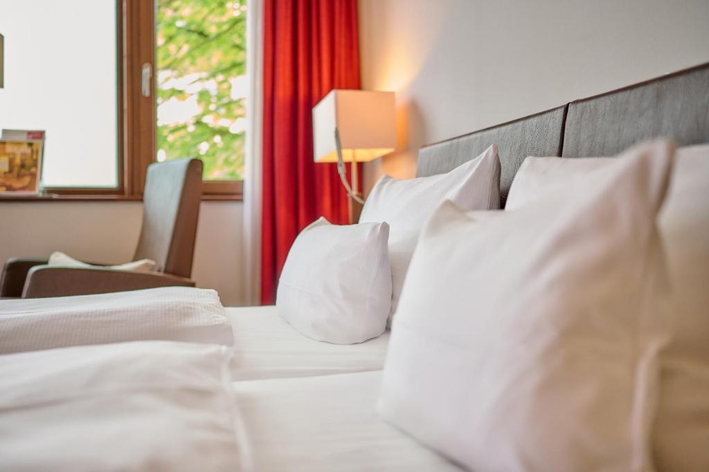 Postel nebo postele na pokoji v ubytování Asam Hotel