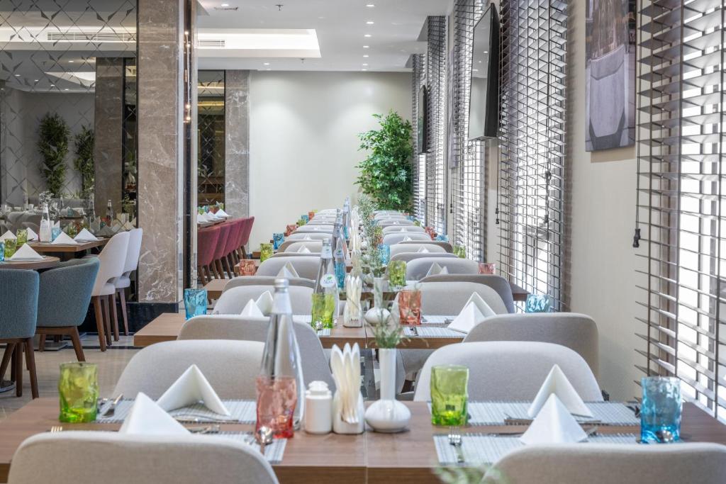 Restoran või mõni muu söögikoht majutusasutuses Three Points Musalli Makkah