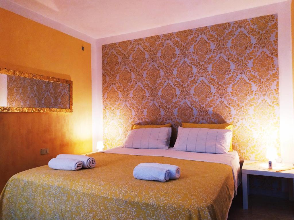 威尼斯的住宿－Two steps from Rialto bridge，一间卧室配有一张带两个枕头的床