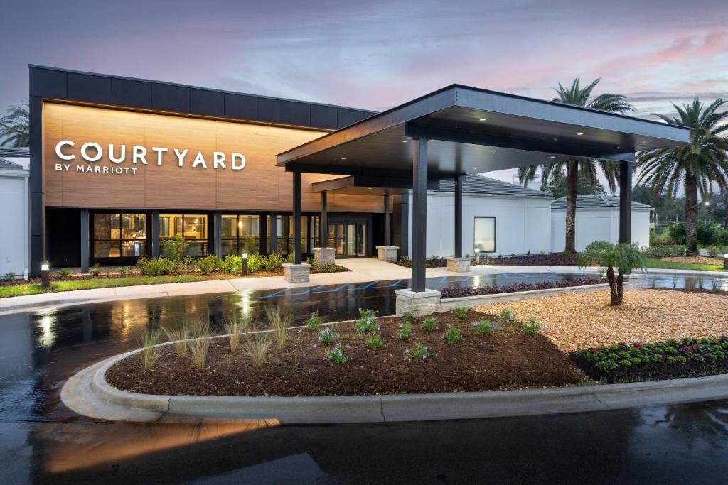 un edificio con patio frente a un edificio en Courtyard by Marriott West Palm Beach, en West Palm Beach