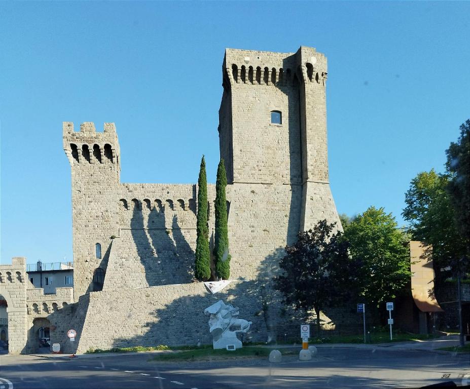 ein großes Gebäude mit zwei Türmen auf einer Straße in der Unterkunft La Casa nel Borgo in Piancastagnaio