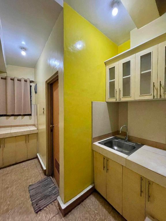 Kuchyň nebo kuchyňský kout v ubytování ASHBURN'S TRANSIENT BAGUIO - 3rd to 6th floor BASIC SLEEP and GO Accommodation, NO ELEVATOR, NO PARKING